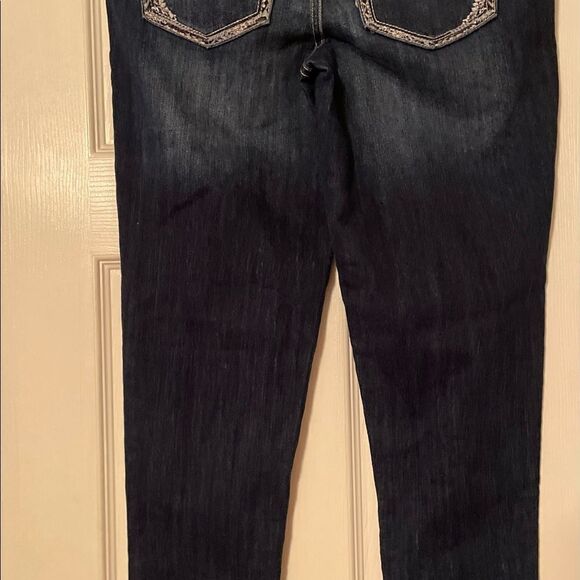 Maurice’s Mid Rise Crop Stretchy Jeans Size 2 New With Tag Waist 30”.
Rise 8.5” - Picture 4 of 8